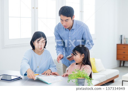 小學生及其家人在家學習 小學生及其家人在家學習 137334949
