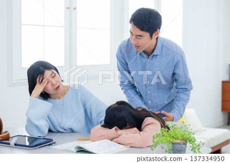 小學生及其家人在家學習 小學生及其家人在家學習 137334950
