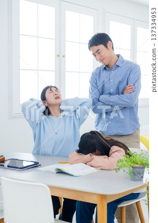 Elementary school students and their families studying at home 137334953