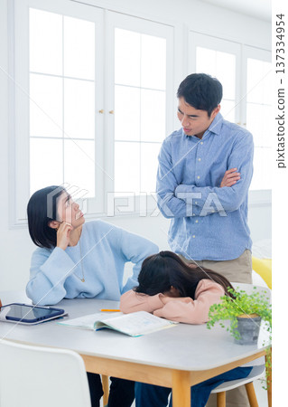 Elementary school students and their families studying at home Elementary school students and their families studying at home 137334954