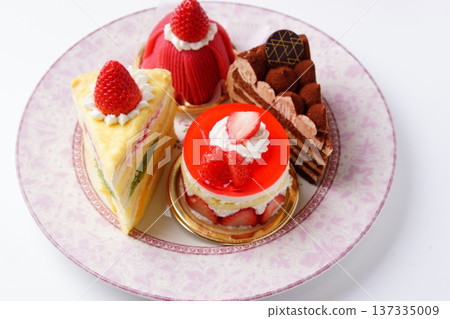 Strawberry cake chocolate cake Strawberry cake chocolate cake 137335009