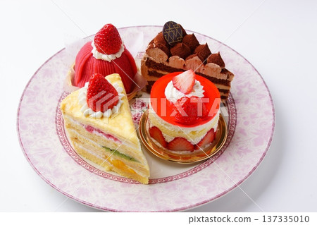 Strawberry cake chocolate cake Strawberry cake chocolate cake 137335010