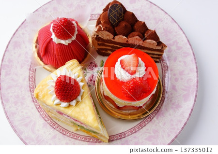 Strawberry cake chocolate cake Strawberry cake chocolate cake 137335012