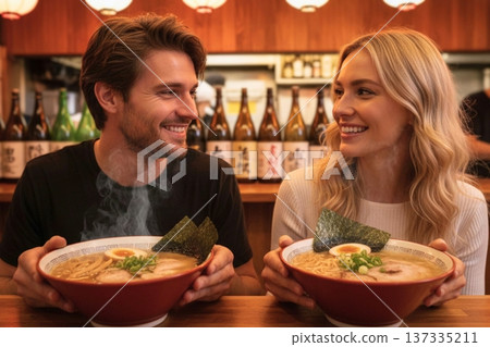 一對外國夫婦在日本居酒屋享用熱氣騰騰的正宗拉麵。 137335211