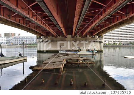一艘廢棄的船隻停泊在南船橋高速公路下方 137335730