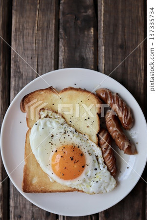 吐司配煎蛋和粗磨香腸 137335734