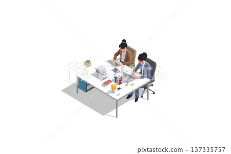 俯視圖，兩名男子和一名女子並排坐在辦公桌前使用筆記型電腦工作，商務場景圖片 137335757