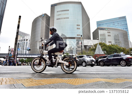 一輛電動摩托車駛過數寄屋橋十字路口 137335812