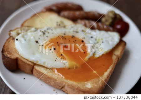 Toast topped with crumbled soft-boiled eggs and coarsely ground sausages Toast topped with crumbled soft-boiled eggs and coarsely ground sausages 137336044