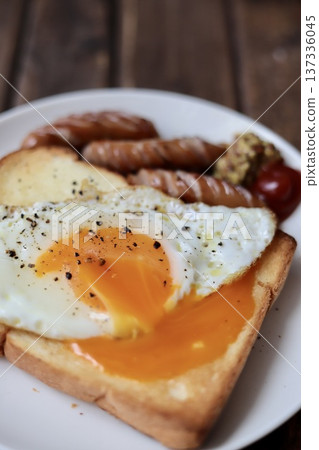 Toast topped with crumbled soft-boiled eggs and coarsely ground sausages Toast topped with crumbled soft-boiled eggs and coarsely ground sausages 137336045