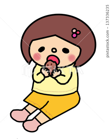 一個留著波波頭的女孩正在津津有味地吃著巧克力餅乾 一個留著波波頭的女孩正在津津有味地吃著巧克力餅乾 137336235