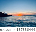 海上美麗的日落和寧靜的海洋 137336444
