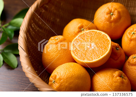 Dekopon 切成兩半 137336575