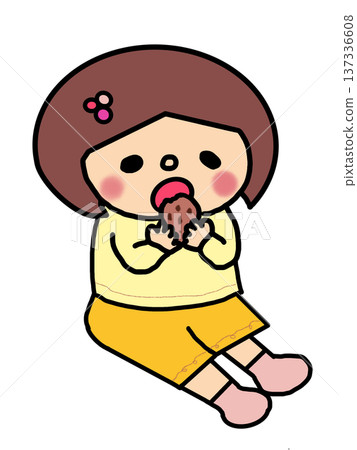 一個留著波波頭的女孩正在津津有味地吃著巧克力餅乾 137336608