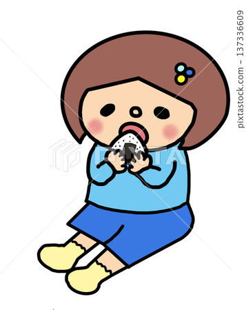 一個留著波波頭的女孩正在吃飯團 一個留著波波頭的女孩正在吃飯團 137336609