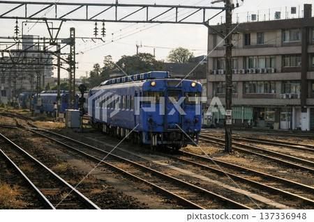 [Realistic illustration] Kiha 58 series (express train) waiting to be scrapped 137336948