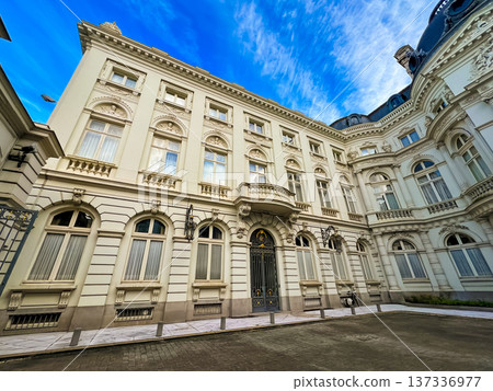 Imposing white government building with columns and a grand entrance Imposing white government building with columns and a grand entrance 137336977