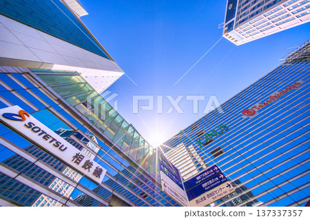 三月的日本橫濱城市景觀。相鐵線：陽光透過玻璃窗灑在橫濱灣喜來登飯店和高層公寓樓上… 137337357