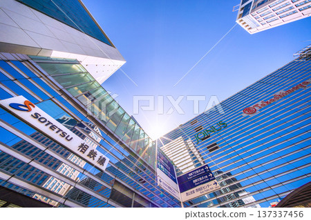 三月的日本橫濱城市景觀。相鐵線：陽光透過玻璃窗灑在橫濱灣喜來登飯店和高層公寓樓上… 137337456