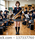 一位可愛的高中女生在銅管樂隊裡演奏中音薩克斯風。 137337760