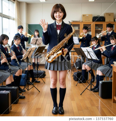 一位可愛的高中女生在銅管樂隊裡演奏中音薩克斯風。 137337760
