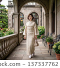 一位身著和服的富家女在花園裡擺姿勢拍照 137337762
