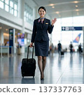 乘務員走過機場到達大廳 137337763