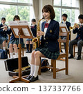一位可愛的高中女生在銅管樂隊裡演奏中音薩克斯風。 137337766
