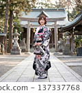 一位身穿和服的20歲女子在神社拍攝紀念照。 137337768