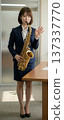 年輕女子身穿職業套裝在工作場所口交射精 137337770
