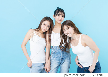 年輕女性的美麗 年輕女性的美麗 137337815