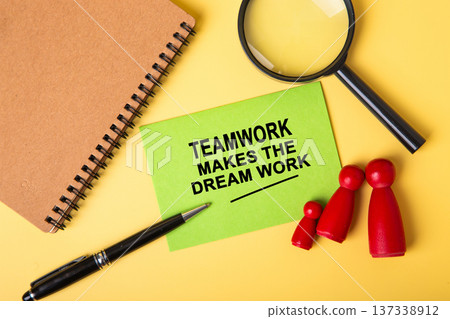 Teamwork makes dream work note on desk 137338912