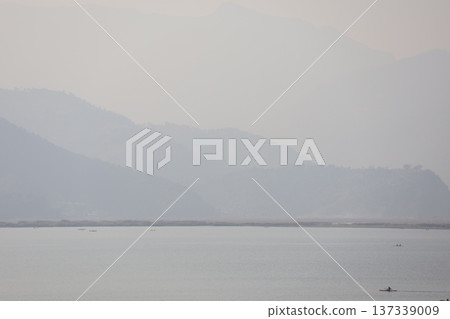 晨霧籠罩下的天空、山脈和湖泊,景色迷人。 晨霧籠罩下的天空、山脈和湖泊,景色迷人。 137339009