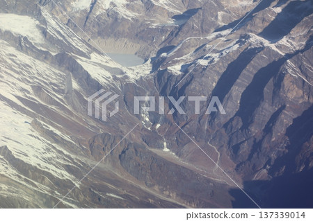 從山地飛機舷窗望出去，可以看到喜馬拉雅山脈的池塘和山坡。 137339014
