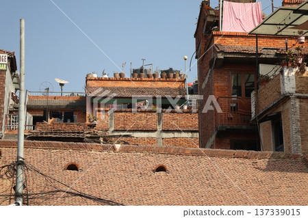尼泊爾加德滿都帕坦的城市景觀，藍天白雲，磚瓦建築林立。 137339015