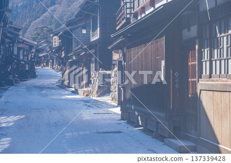 [Narai-juku] A classic composition with a clear, snowy landscape [Kiso Road] 137339428