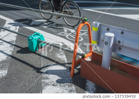 自行車經過建築工地 137339450