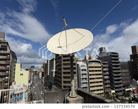 安裝在屋頂的拋物面天線 137339570