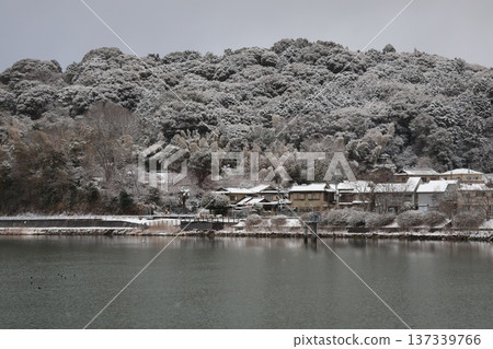 一條河流、白雪皚皚的居民區、連綿的山脈和冬日的天空 一條河流、白雪皚皚的居民區、連綿的山脈和冬日的天空 137339766