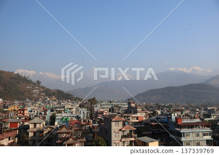 尼泊爾博卡拉五彩繽紛的建築群、山脈、白雪皚皚的喜馬拉雅山脈和蔚藍的天空構成了一幅美麗的風景。 137339769