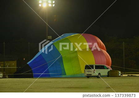 【滋賀】琵琶湖東近江熱氣球節:五彩繽紛的熱氣球點燃火焰,景色美不勝收。 【滋賀】琵琶湖東近江熱氣球節:五彩繽紛的熱氣球點燃火焰,景色美不勝收。 137339873