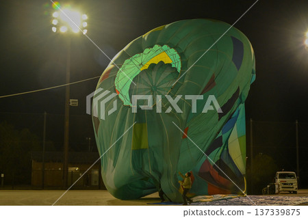 [Shiga] Lake Biwa Higashiomi Balloon Festival: Colorful balloons lit up with flames, a truly beautiful sight 137339875