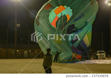 [Shiga] Lake Biwa Higashiomi Balloon Festival: Colorful balloons lit up with flames, a truly beautiful sight 137339876