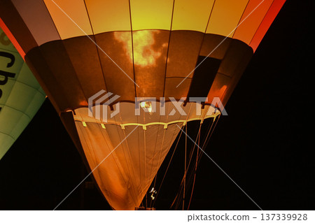 [Shiga] Lake Biwa Higashiomi Balloon Festival: Colorful balloons lit up with flames, a truly beautiful sight 137339928