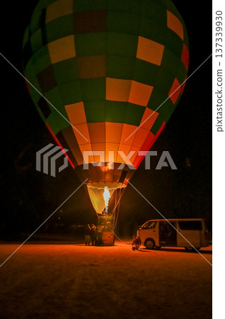 [Shiga] Lake Biwa Higashiomi Balloon Festival: Colorful balloons lit up with flames, a truly beautiful sight 137339930