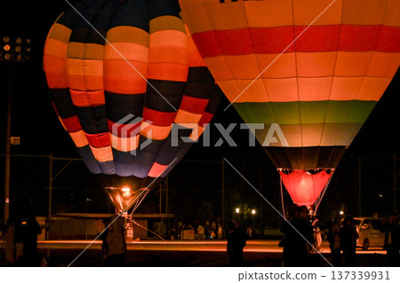 [Shiga] Lake Biwa Higashiomi Balloon Festival: Colorful balloons lit up with flames, a truly beautiful sight 137339931