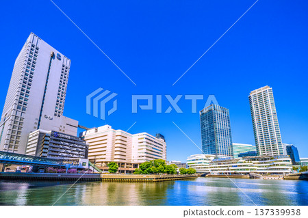 日本橫濱城市景觀，包括橫濱灣區、橫濱綜合百貨和藍天大廈（2026年3月5日） 137339938