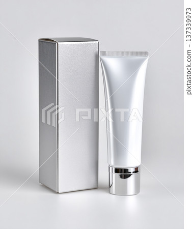 白色化妝品軟管和銀色包裝盒 | 高端護膚霜精華液化妝品樣機 137339973