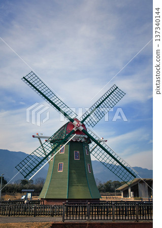風車在蔚藍的冬日天空下閃閃發光 137340144