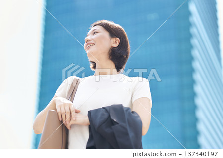 女商人戶外脫外套 女商人戶外脫外套 137340197